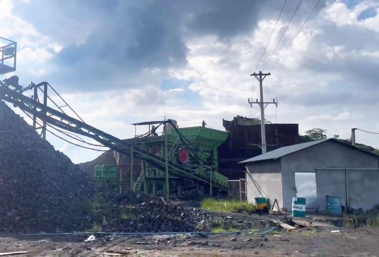 Usine de concassage de calcaire au Cambodge
