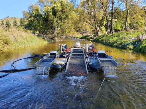 How gold dredging working in a river